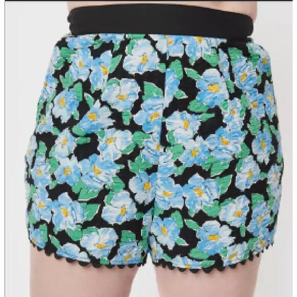 Unique Vintage Black & Blue Floral Scalloped Shorts 5X 26 NWT - Picture 1 of 3